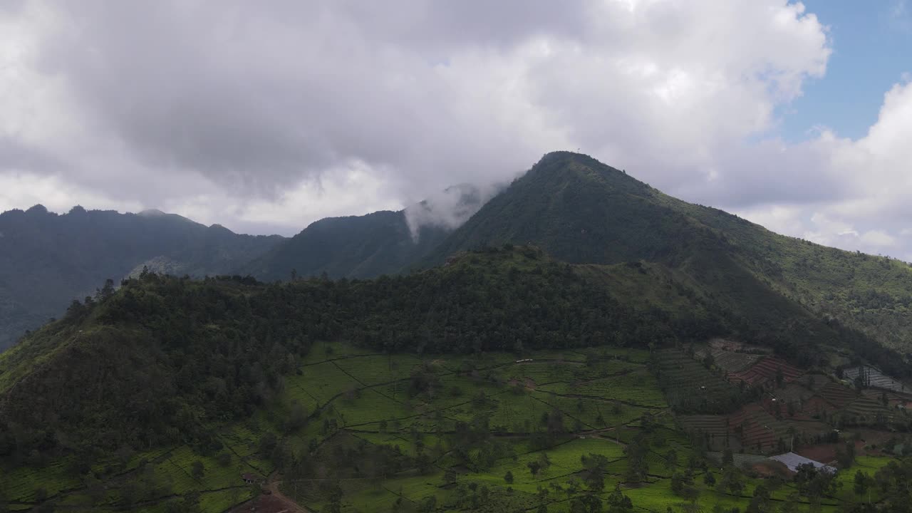 鸟瞰山与绿色风景在新多罗火山视频素材