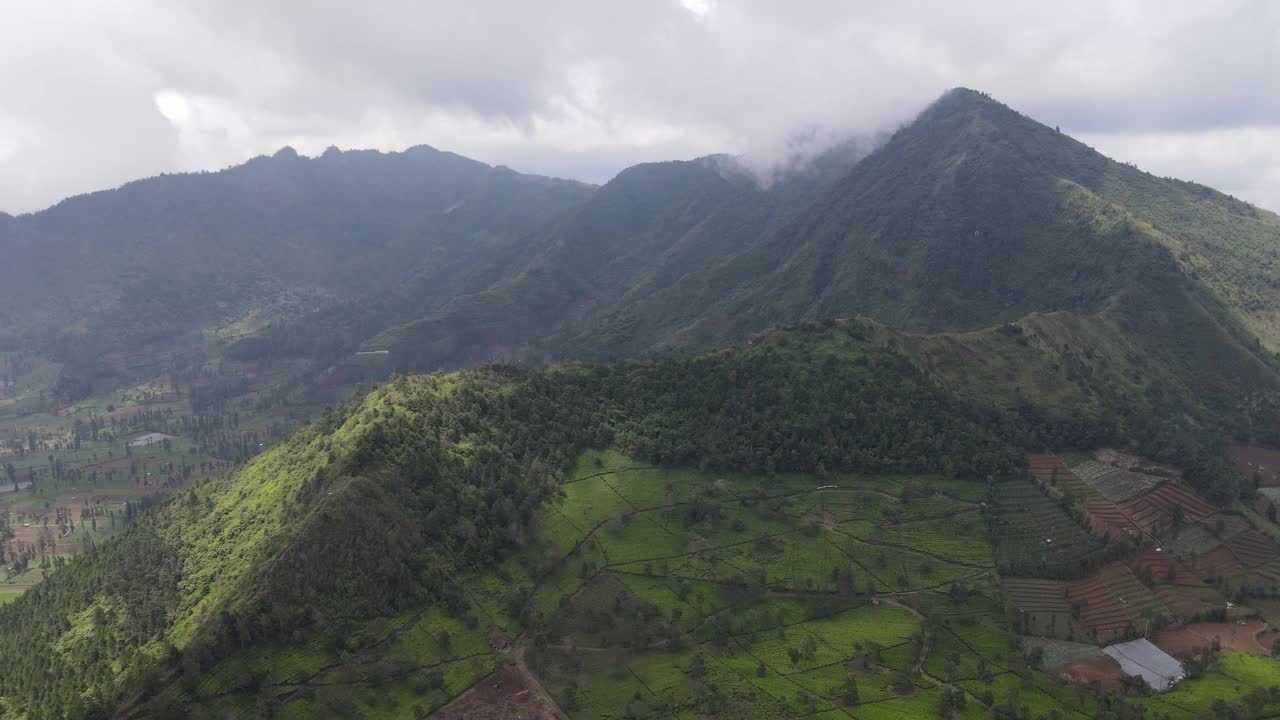 鸟瞰山与绿色风景在新多罗火山视频素材