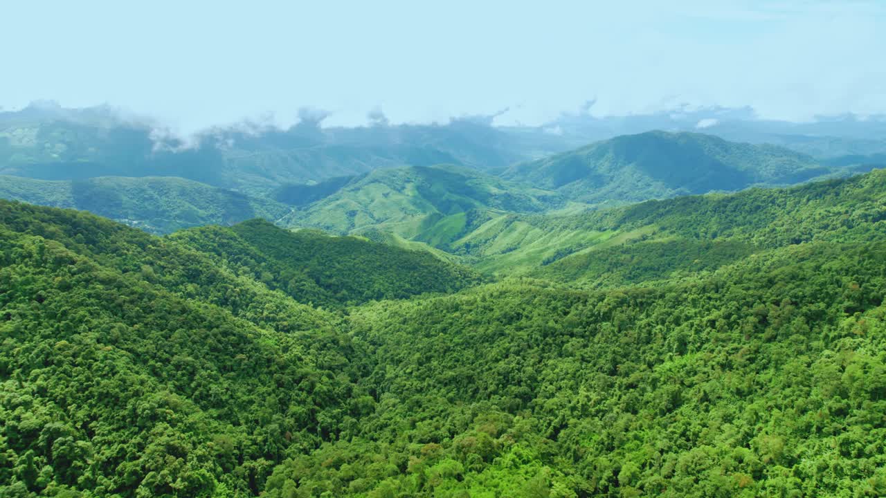 鸟瞰无人机拍摄的流动的雾波在山区热带雨林在晚上，鸟瞰图像在云上惊人的自然背景与云和山峰。视频素材