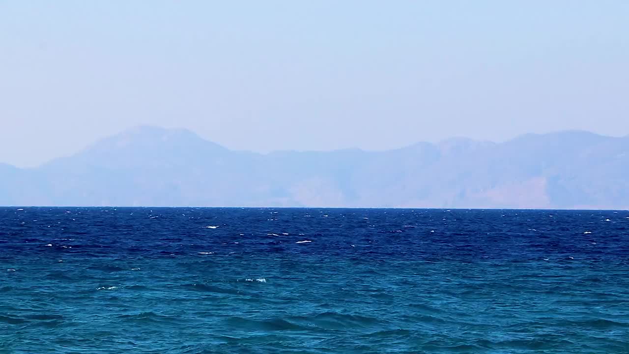 克拉马斯蒂海滩罗兹希腊碧绿的海水和土耳其的景色。视频素材