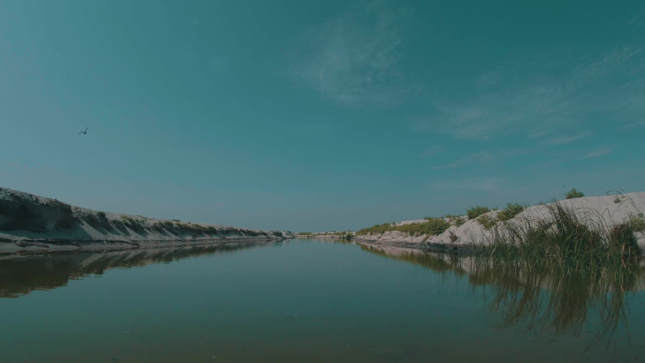 在荒芜的多瑙河上快速骑行视频素材