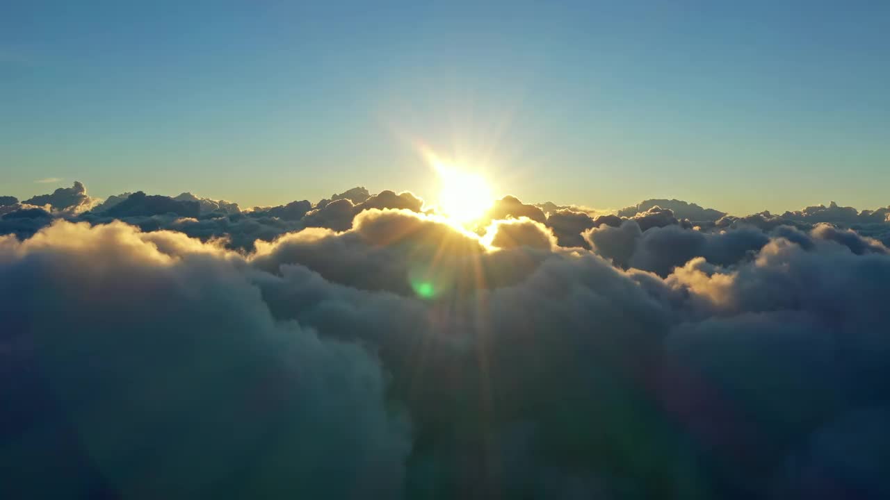 鸟瞰图的云彩和早晨的太阳视频素材