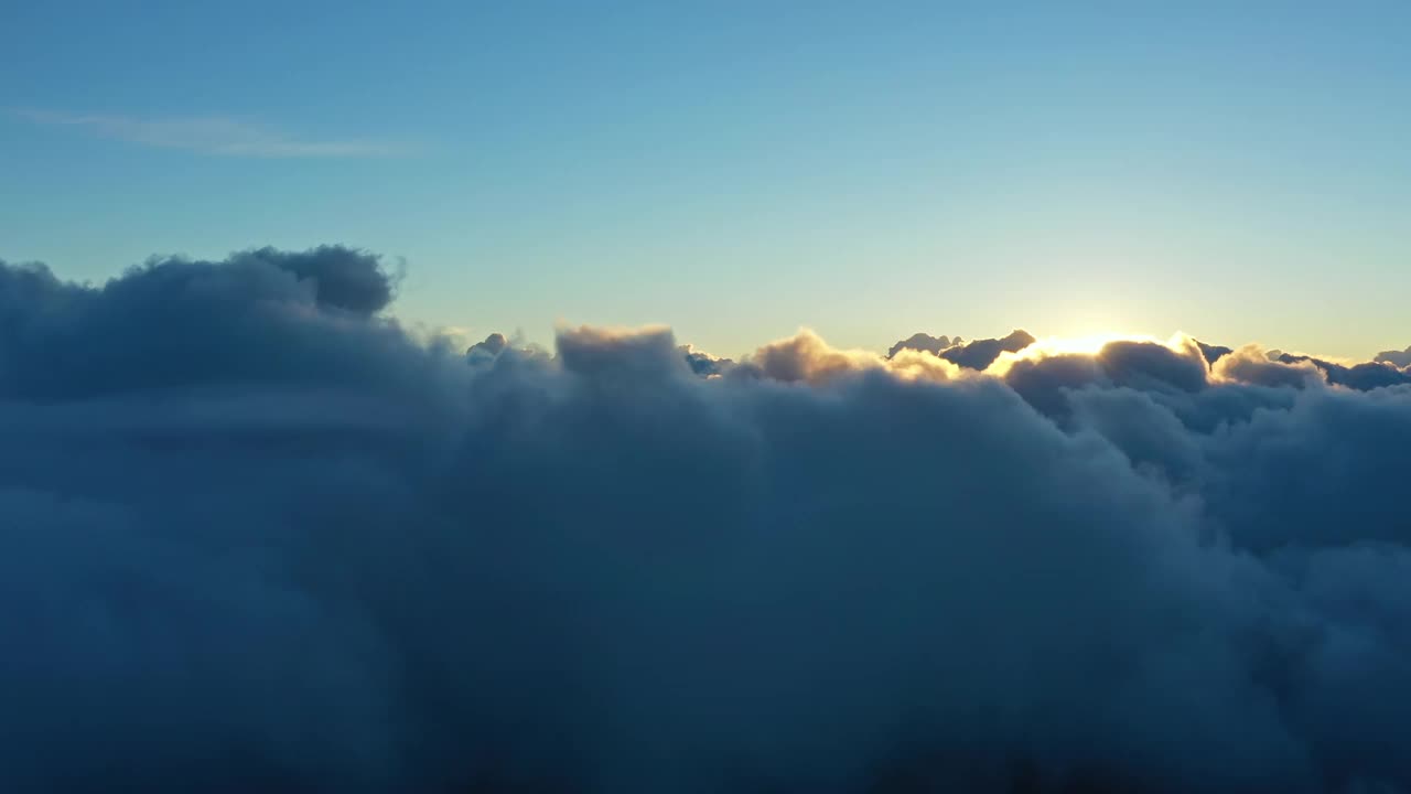 鸟瞰图的云彩和早晨的太阳视频素材