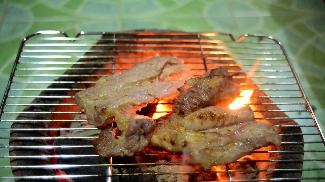 在木炭烤架上烤牛肉视频素材