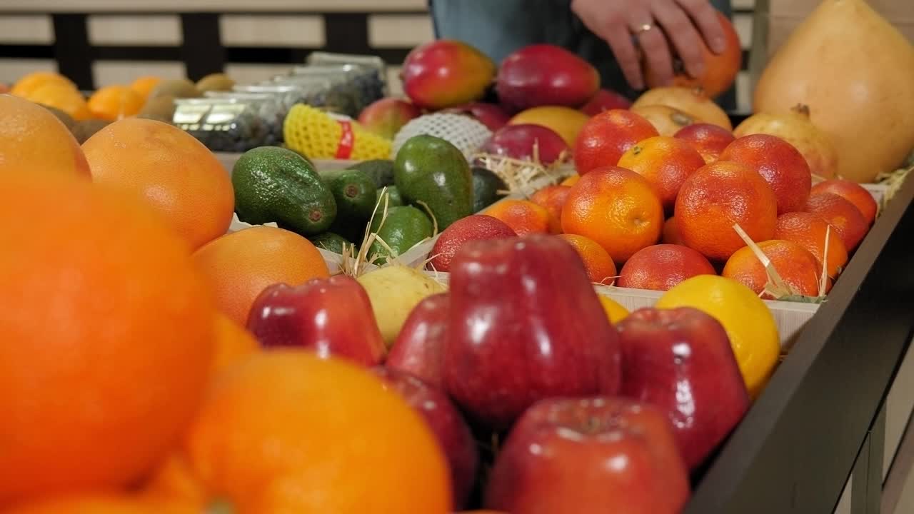 健康食品店的干草箱里红苹果和西西里橙子的特写镜头。视频素材