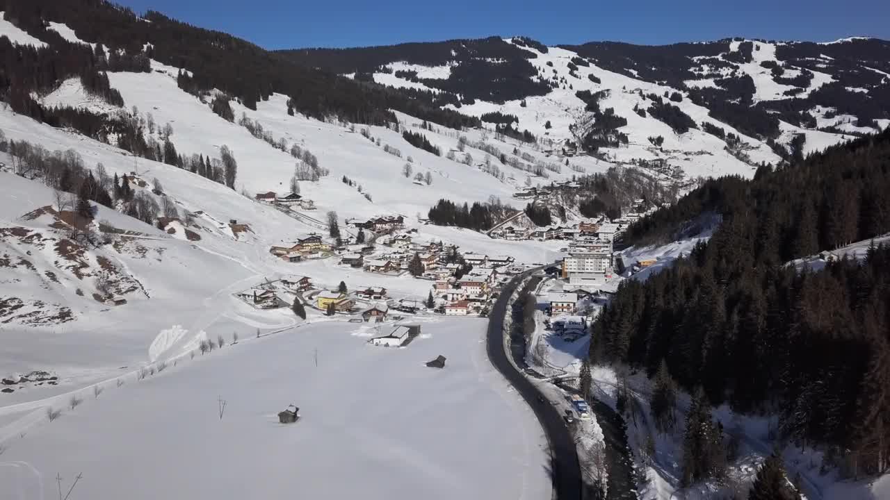 奥地利萨尔斯堡地区，萨尔巴赫-腹地滑雪的鸟瞰图视频素材