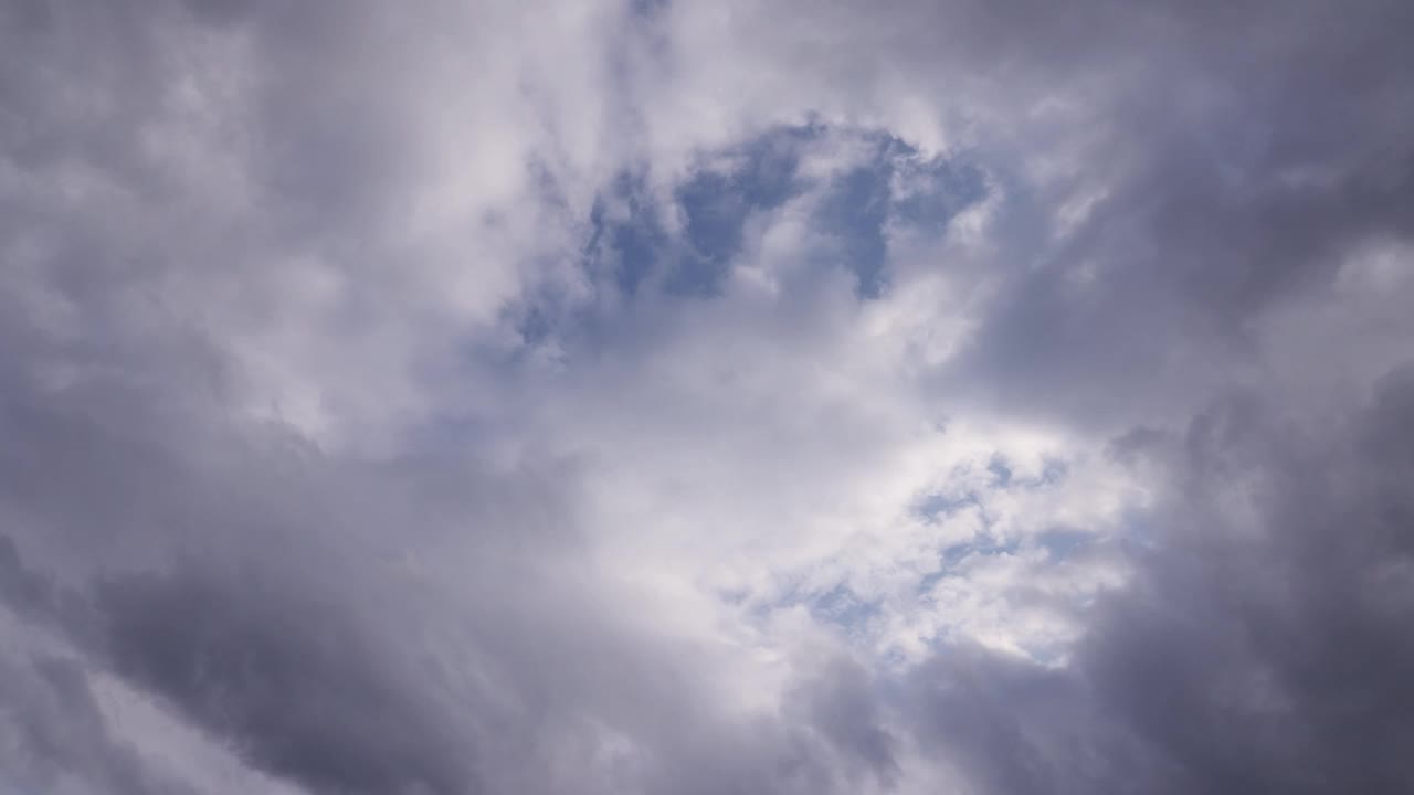 时间流逝视频与黑暗的雨云运动视频素材