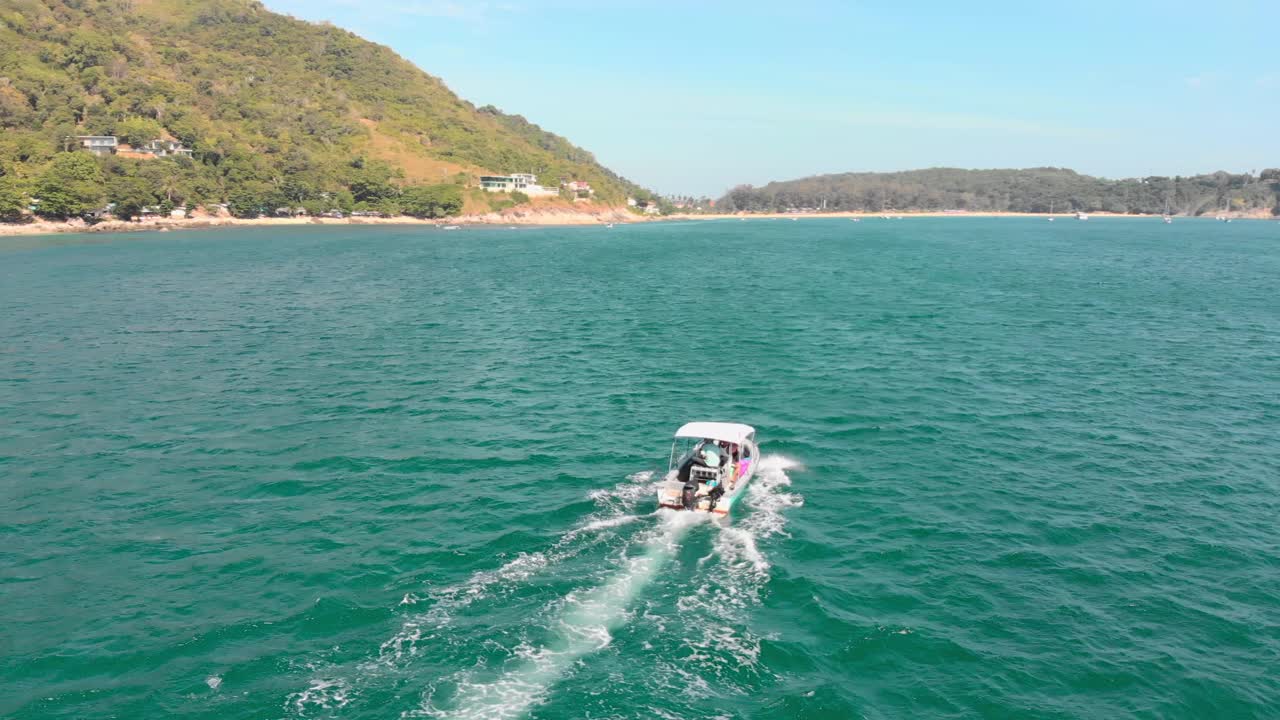 鸟瞰图的船经过天堂岛普吉岛，泰国。蓝色，天空，水，大海，快艇，夏天，假期/ 4K视频素材视频素材