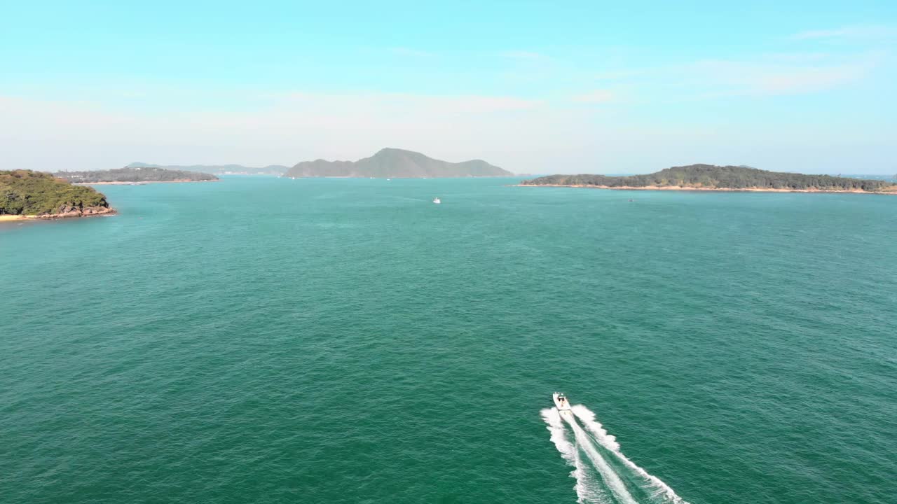 鸟瞰图的船经过天堂岛普吉岛，泰国。蓝色，天空，水，大海，快艇，夏天，假期/ 4K视频素材视频素材