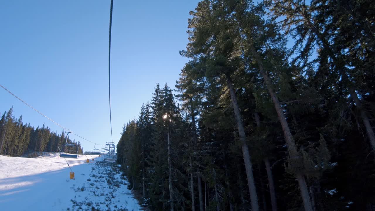 日出时，沿着高山滑雪坡道乘坐滑雪缆车视频素材