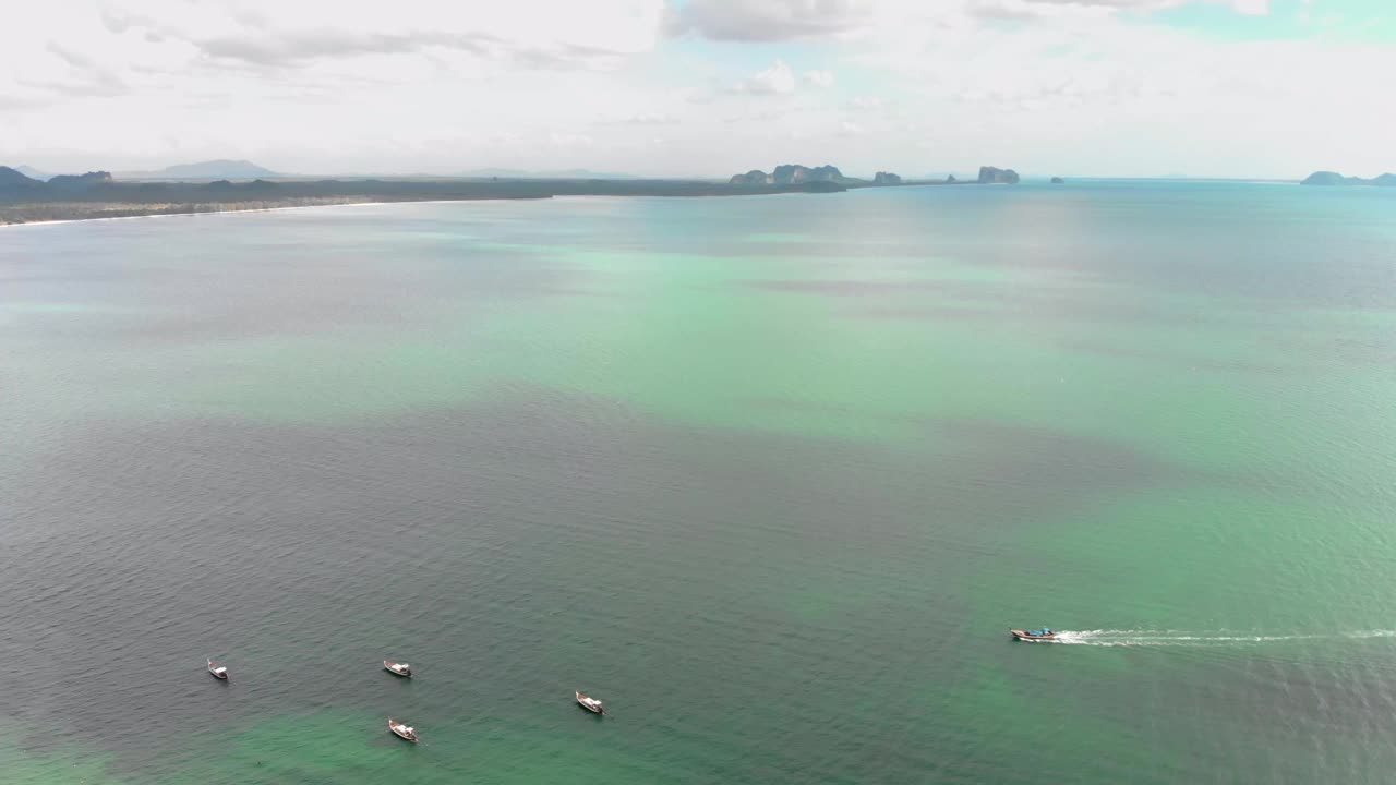 鸟瞰图的船经过天堂岛普吉岛，泰国。蓝色，天空，水，大海，快艇，夏天，假期/ 4K视频素材视频素材