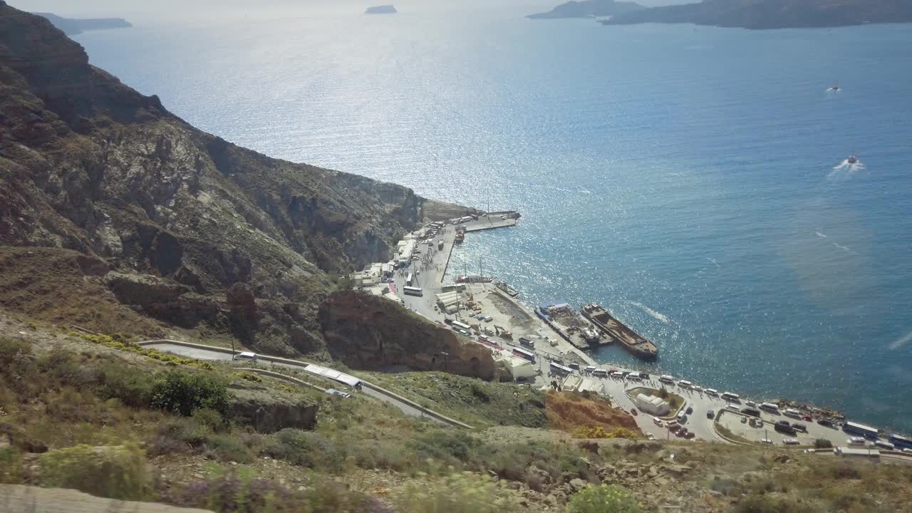 波夫驾车沿发夹路前往阿蒂尼奥斯港和爱琴海的桑蒂里尼岛。视频素材