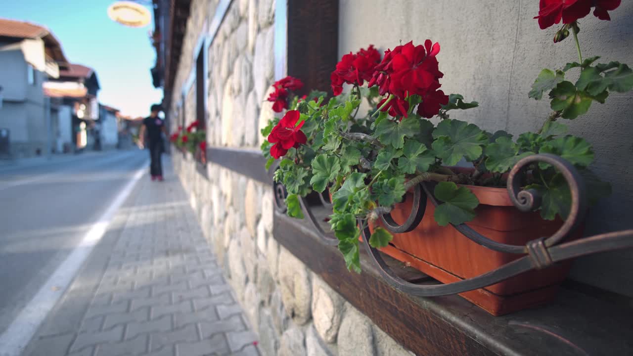 保加利亚班斯科，城市街道上的花阳台视频素材