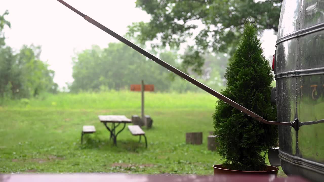 雨天露营视频下载