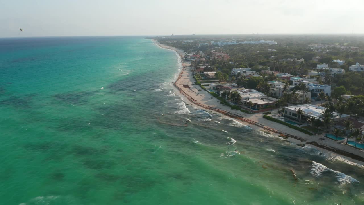 普拉亚德尔卡门海滩的鸟瞰图。风景如画的海景和海滨度假胜地视频素材