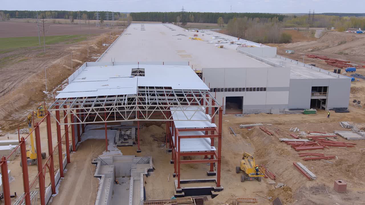 在建筑工地上，一座新的现代化工厂正在建造，还有几个车间视频素材