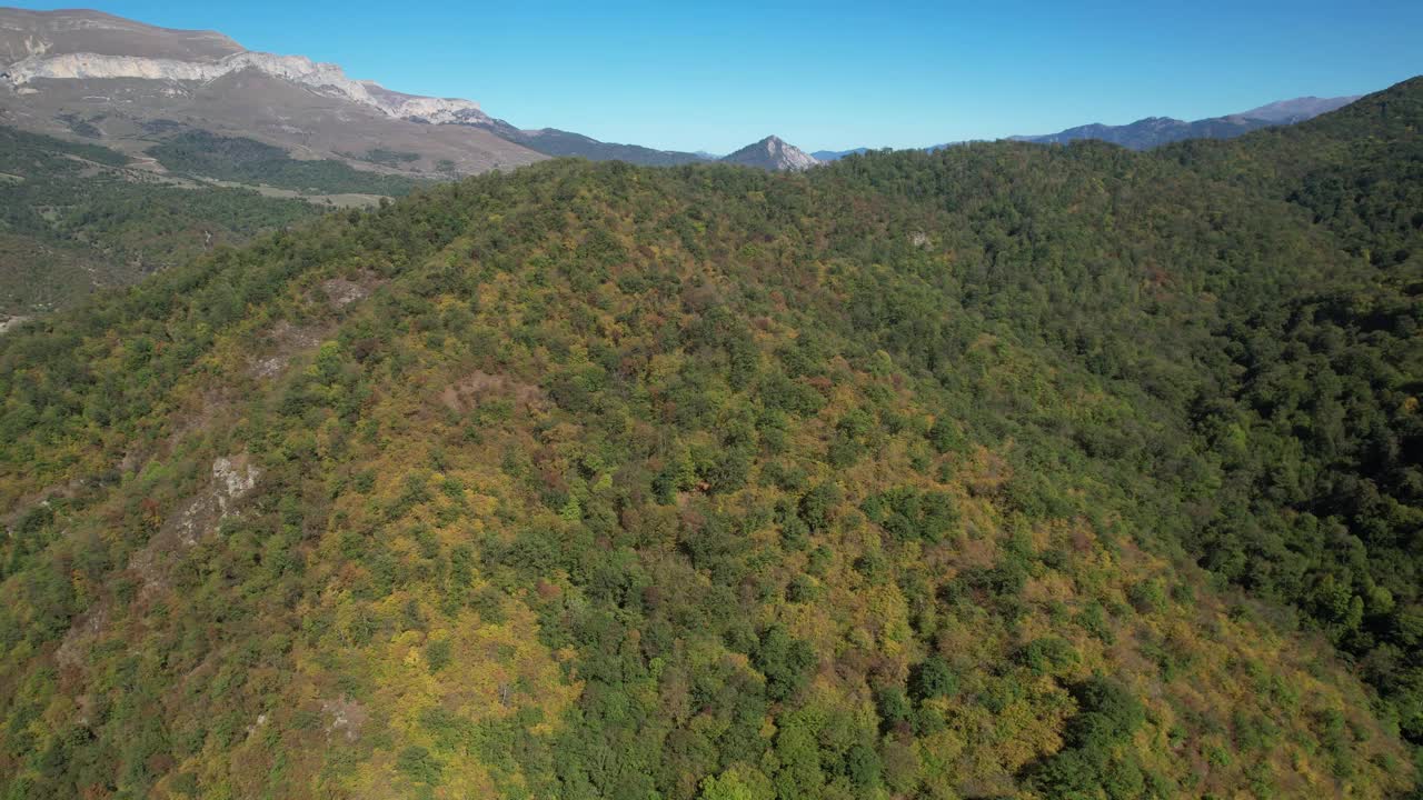 飞越山区。视频素材