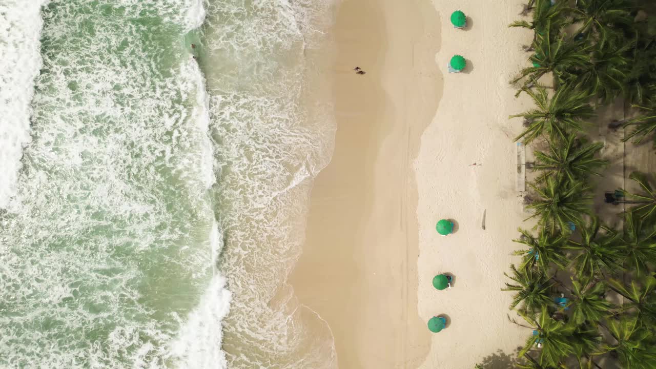 泰国普吉岛，白色沙滩上，五颜六色的伞和沙滩椅，美丽的海浪。视频素材