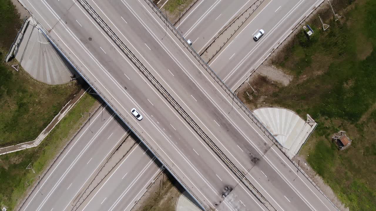 乡村交通繁忙的公路。郊区宽带车道与汽车和卡车。旅游和运输。鸟瞰图鸟瞰图。高质量的4k视频。视频素材