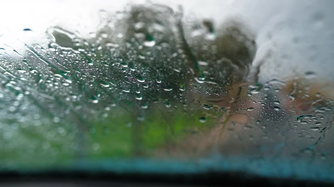 雨滴落在汽车玻璃上视频素材