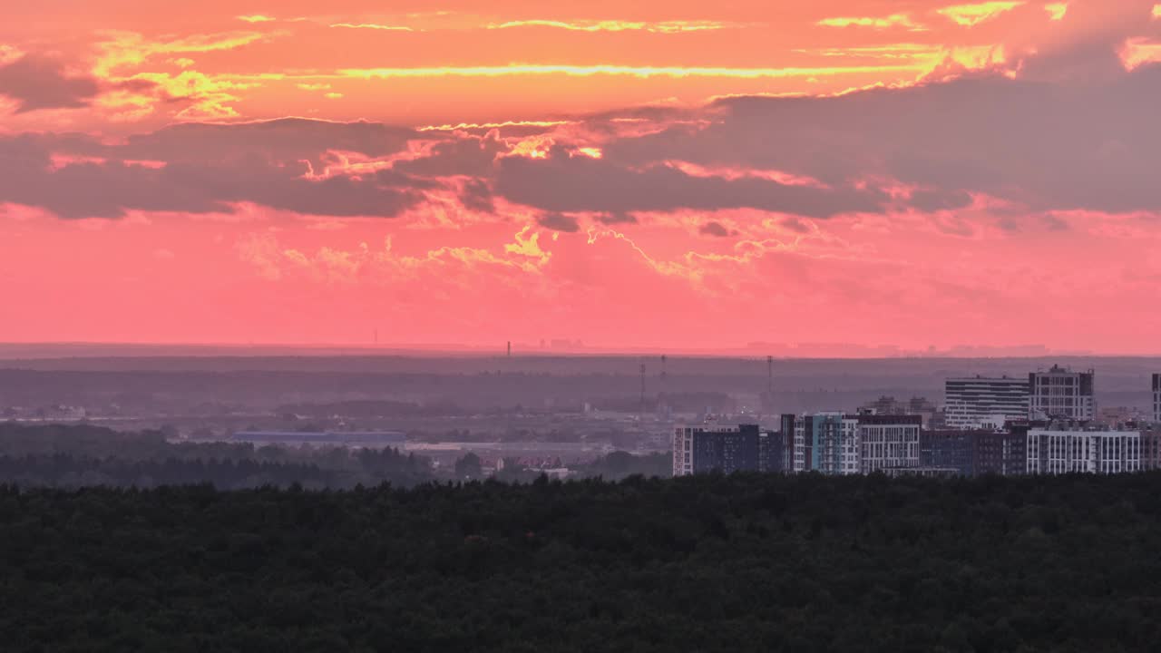 橘黄色的夕阳落在黄昏城市的屋后，时间流逝视频素材