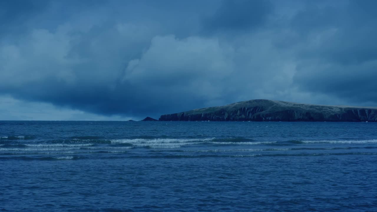 暴风雨之夜的海与海岸岬角视频素材