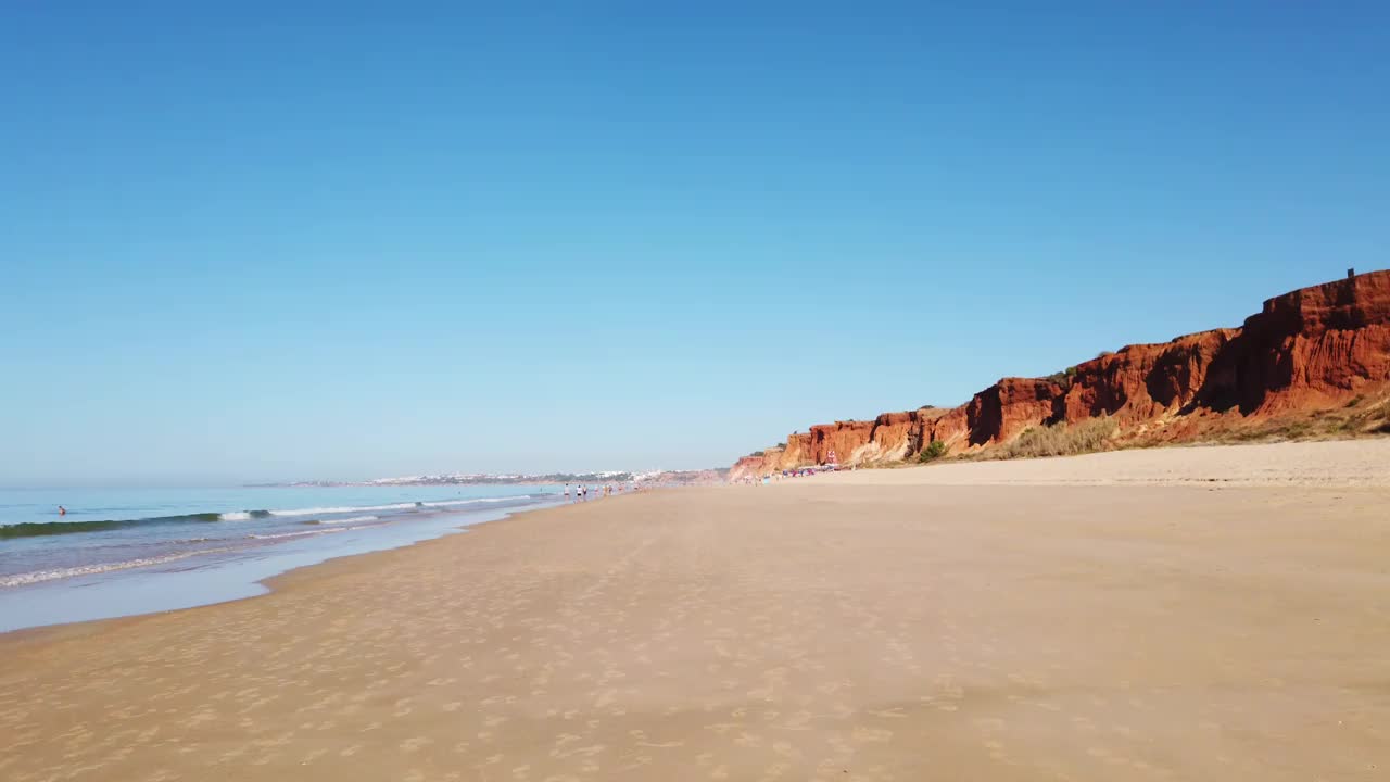 在海滩上散步。葡萄牙阿尔加维海滩上令人惊叹的全景视频素材