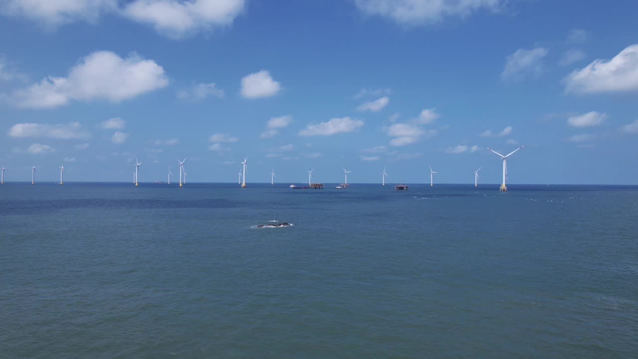 在一个阳光明媚的日子，远望海风发电厂视频素材