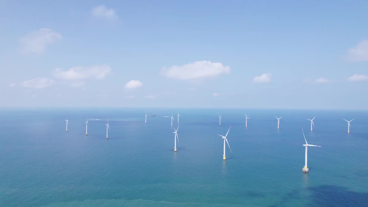 阳光明媚的日子里，无人机拍摄的海上风力发电厂视频素材