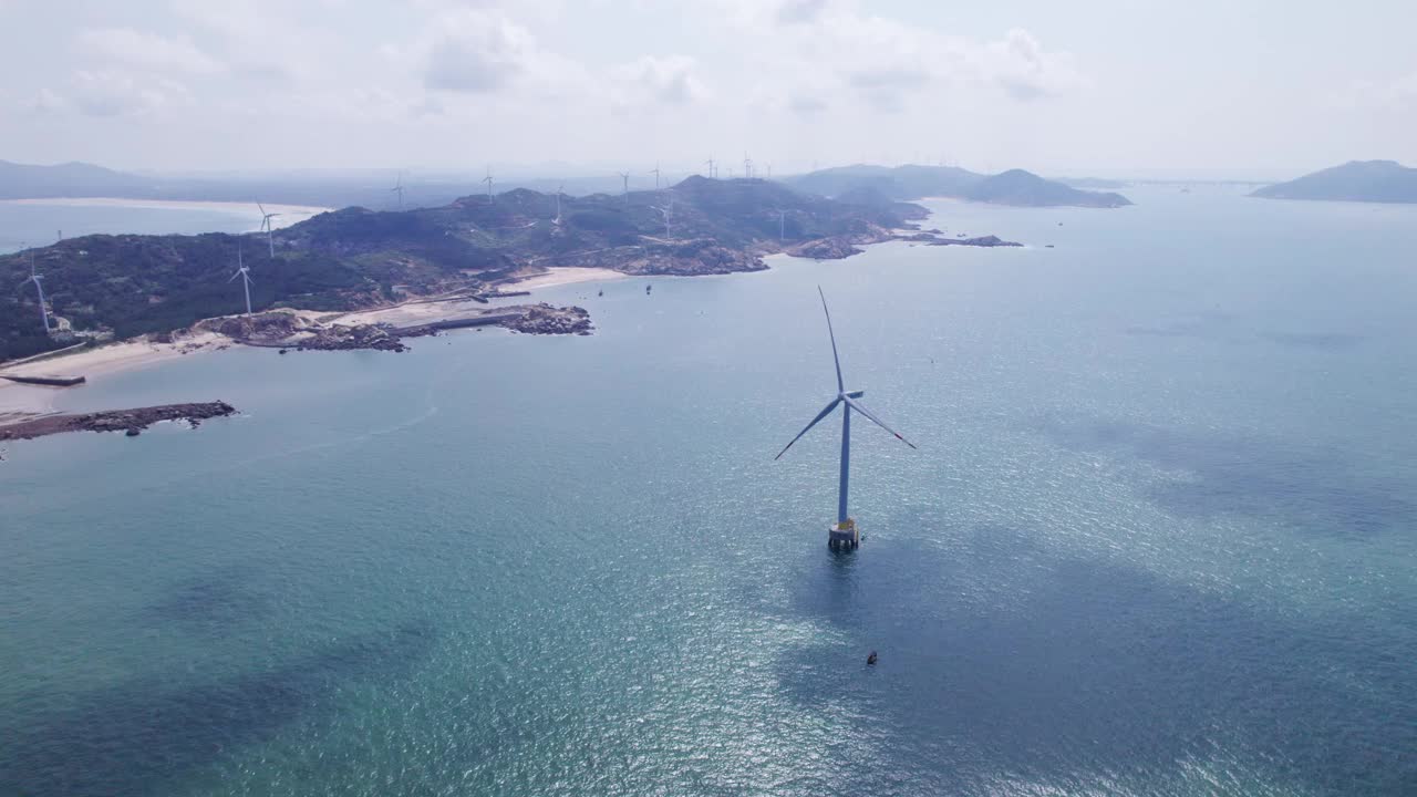 无人机鸟瞰壮丽的海上风力发电厂视频素材