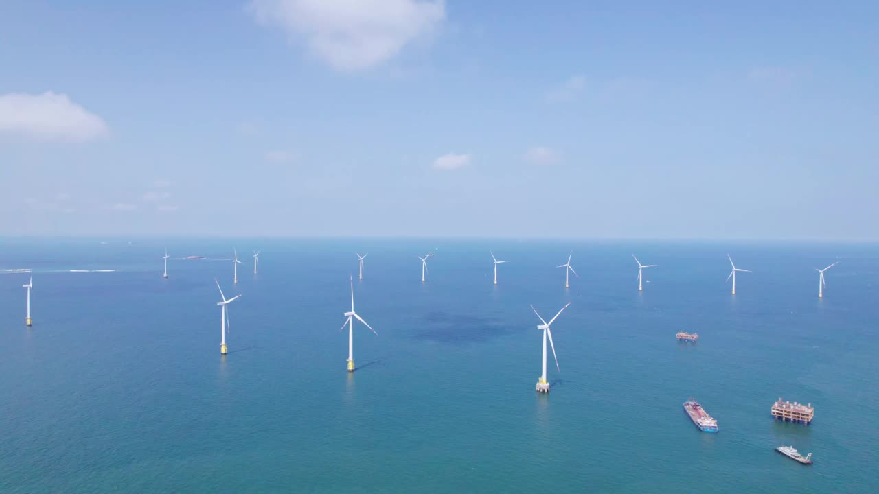 在阳光明媚的日子鸟瞰壮丽的海上风力发电厂视频素材