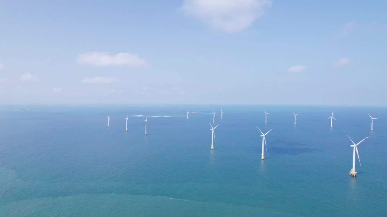 阳光明媚的海上风电场鸟瞰图视频素材