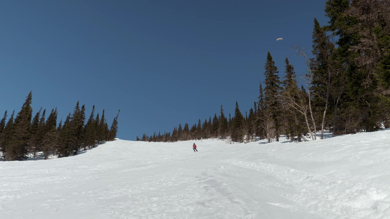 有经验的滑雪者在冬天打开雪板从山坡上滚下来视频素材