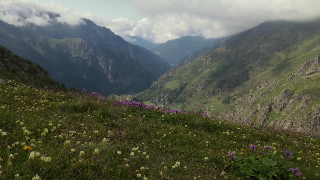 高山草甸和山村视频素材