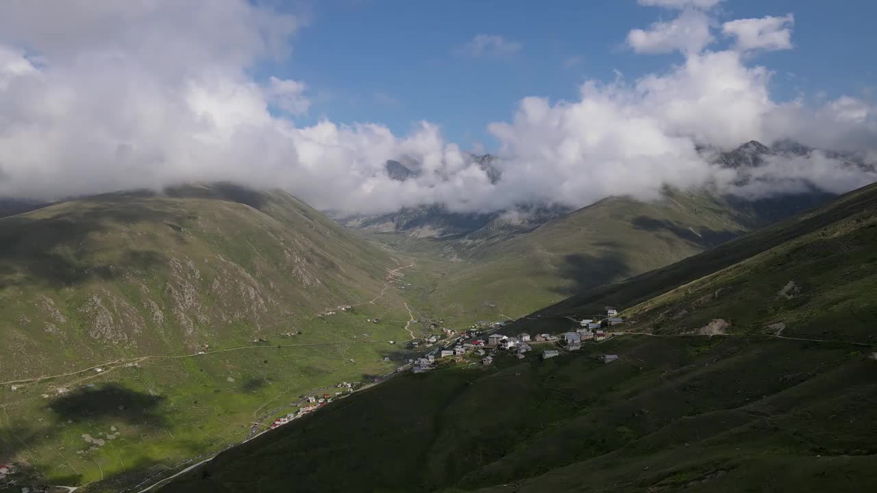 高山草甸和山村视频素材