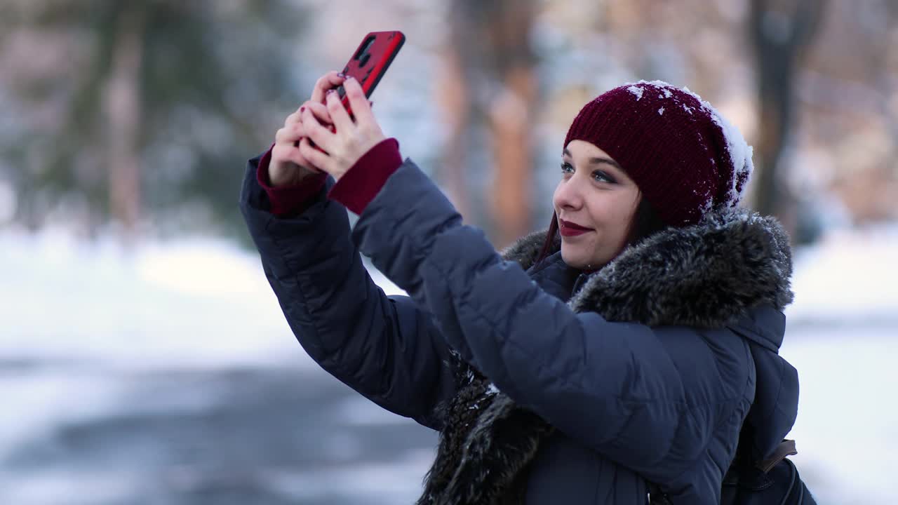 一名女子在白雪覆盖的公园自拍视频素材