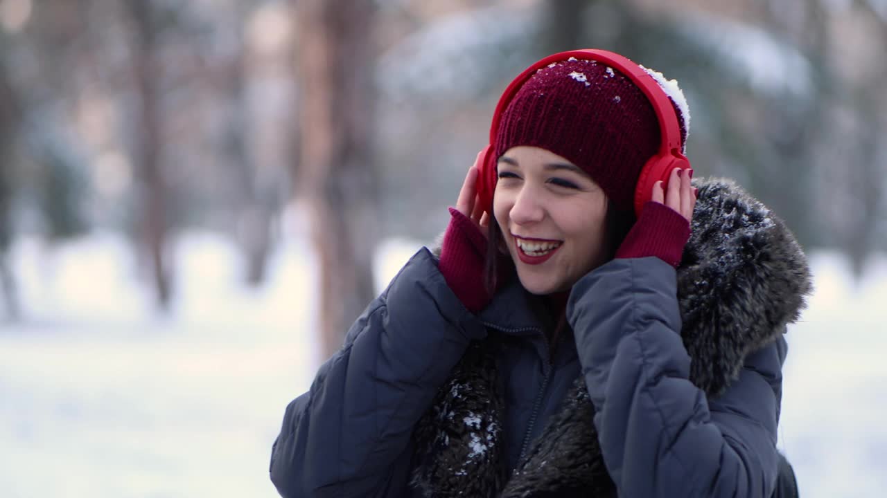 在雪域公园听音乐的女人视频素材