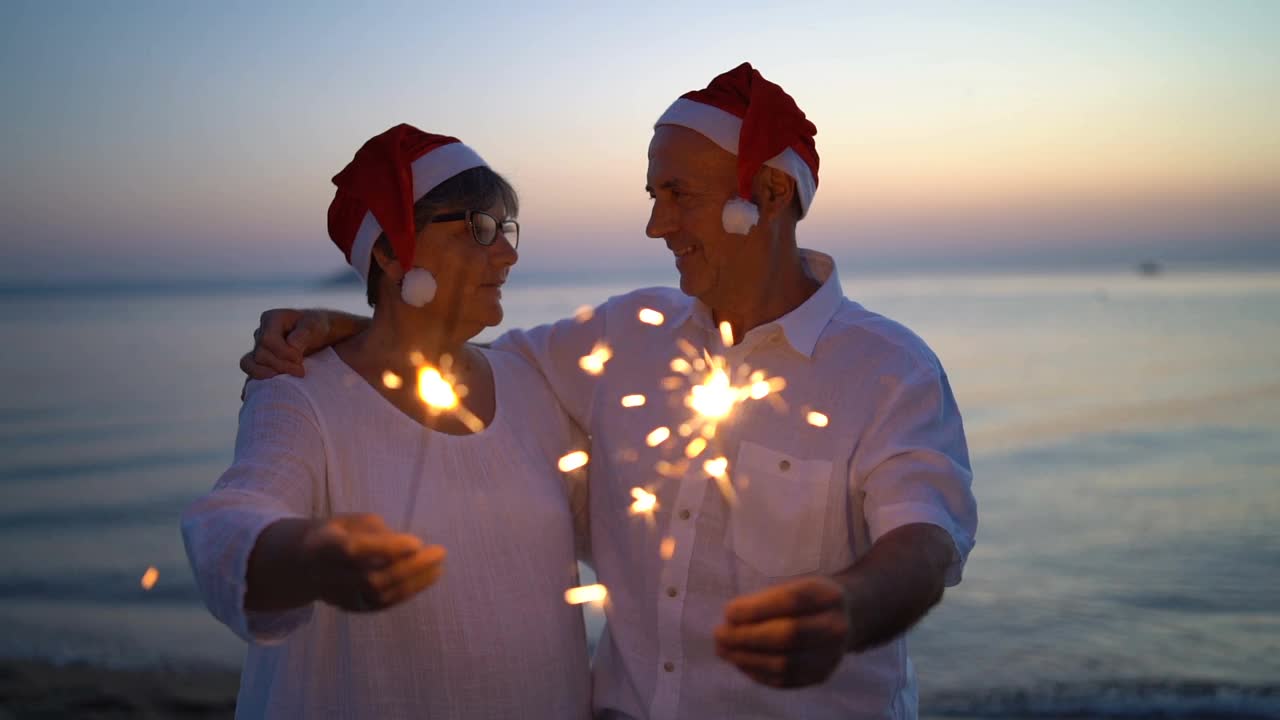 老夫妇在海滩上庆祝圣诞节视频素材