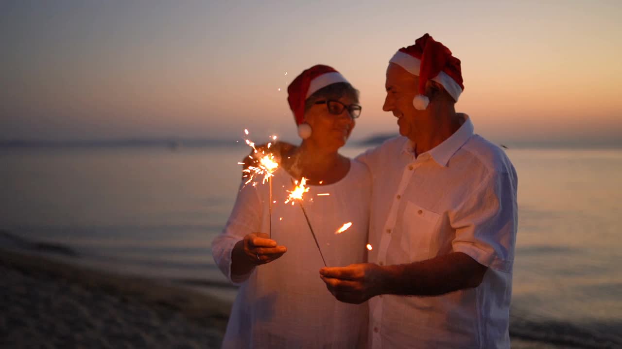 老夫妇在海滩上庆祝圣诞节视频素材