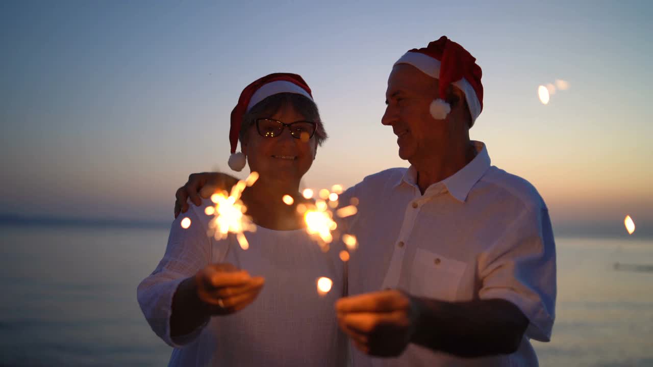 老夫妇在海滩上庆祝圣诞节视频素材