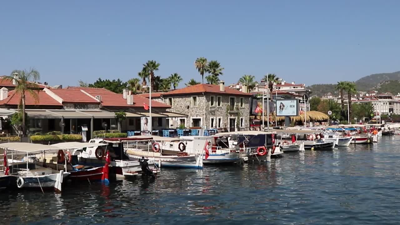 Marmaris marina，有咖啡馆和餐馆的老城区。视频素材