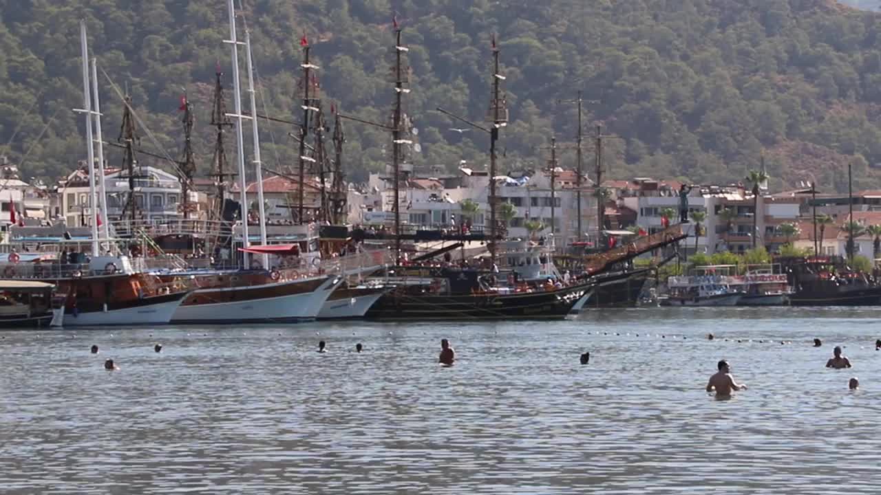 Marmaris Marina，有步行船和城市景观。视频素材