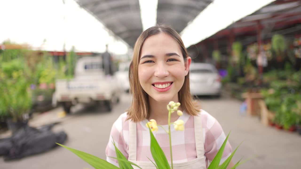 亚洲女植物商店老板在温室花园工作的4K肖像。视频素材