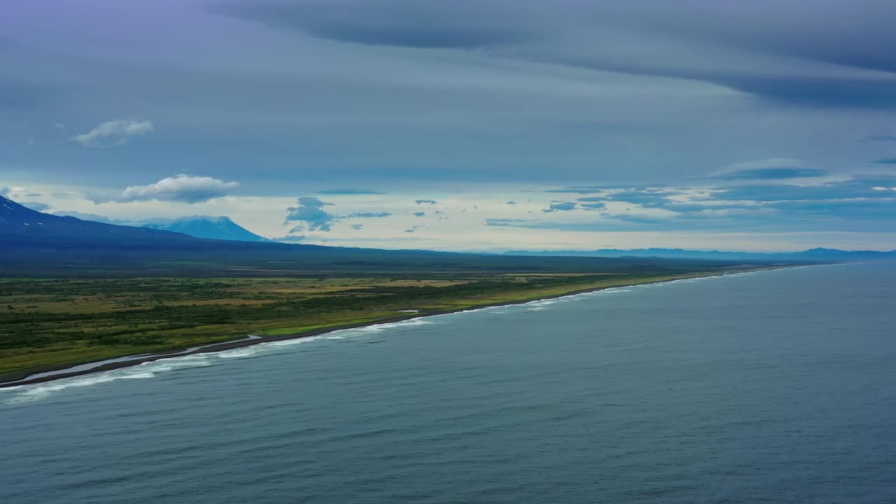 海滩上有黑色的沙子和火山视频素材