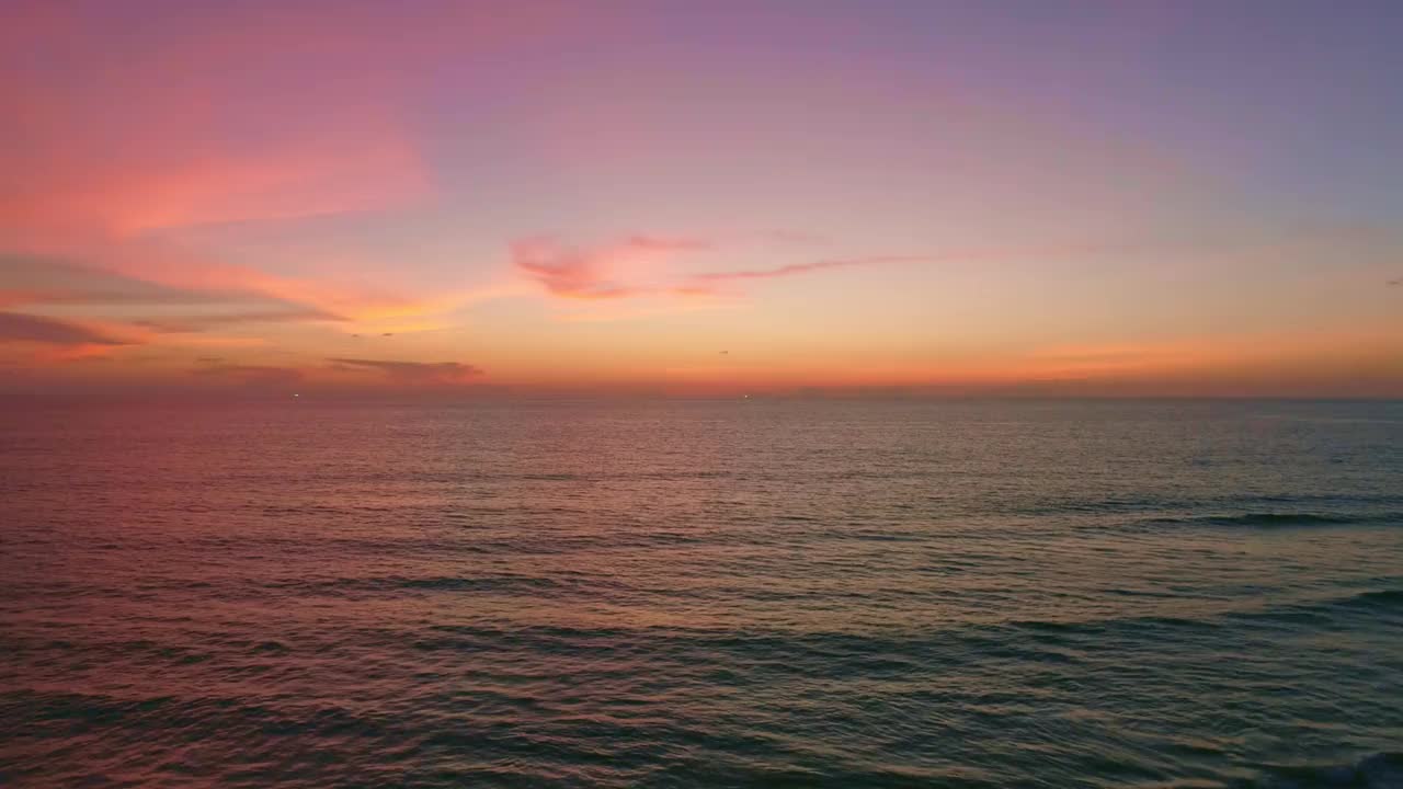 日落在海湾海浪鸟瞰自然海景日落光戏剧性的乌云日落天空无人机拍摄高角度视图视频素材