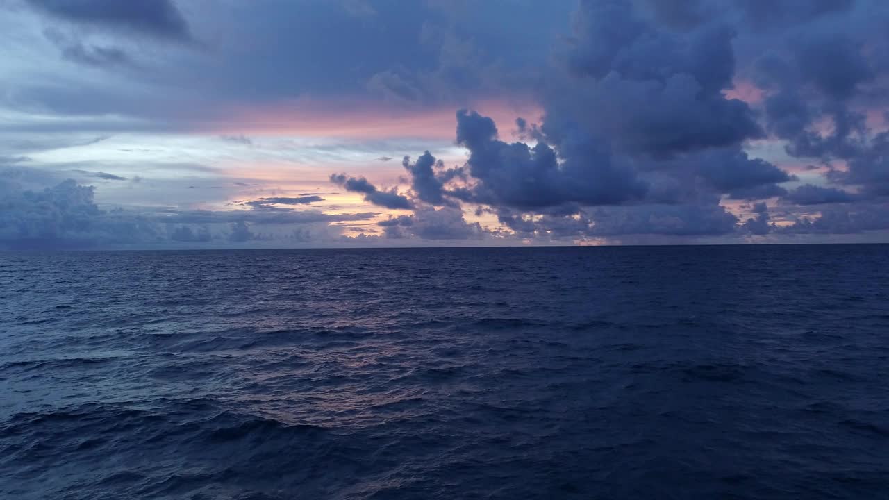 日落在海湾海浪鸟瞰自然海景日落光戏剧性的乌云日落天空无人机拍摄高角度视图视频素材