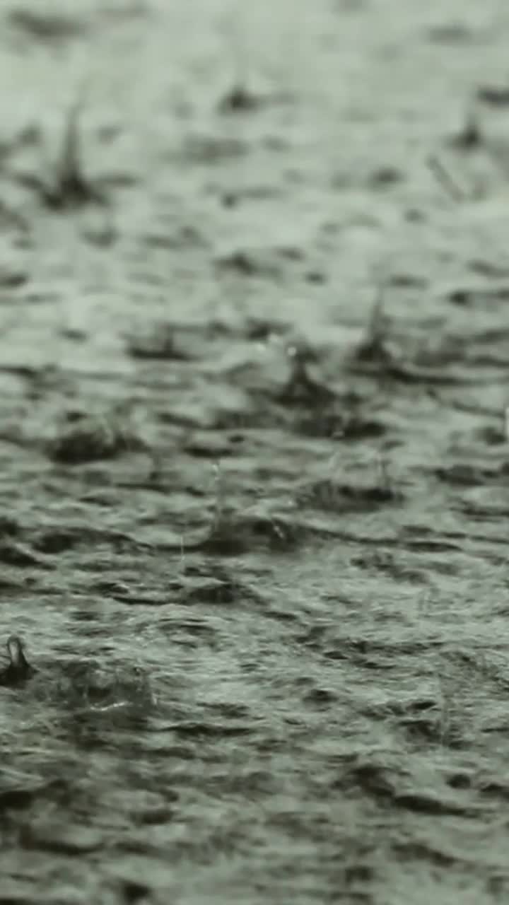 靠近，雨滴和反射在地板上。视频素材