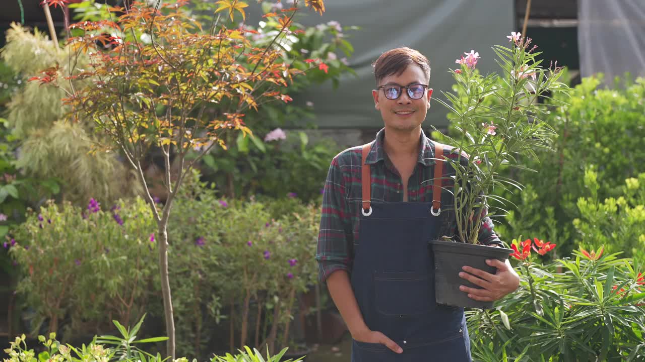 4K人像亚洲人植物商店老板在温室花园工作。视频素材