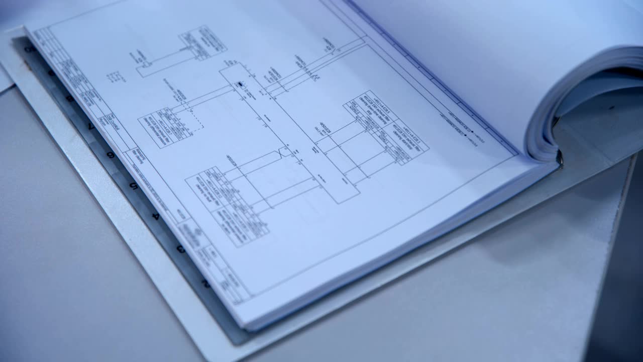 控制室里的工厂专家检查设备的设置视频素材