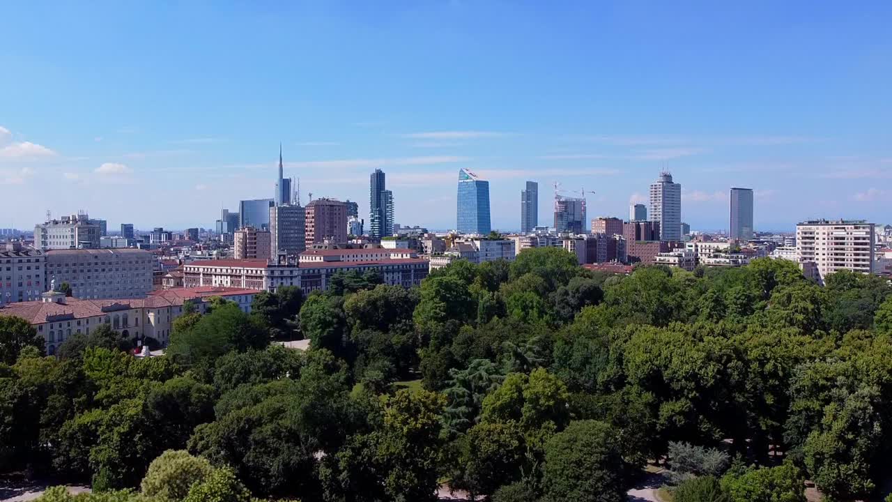 欧洲，意大利，米兰-新冠肺炎疫情封锁后，从市中心的Giardini di Villa Reale公园无人机鸟瞰新的天际线和摩天大楼视频素材